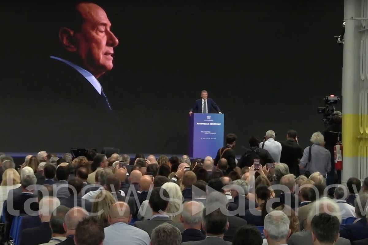 Standing ovation per l’ex premier Silvio Berlusconi
