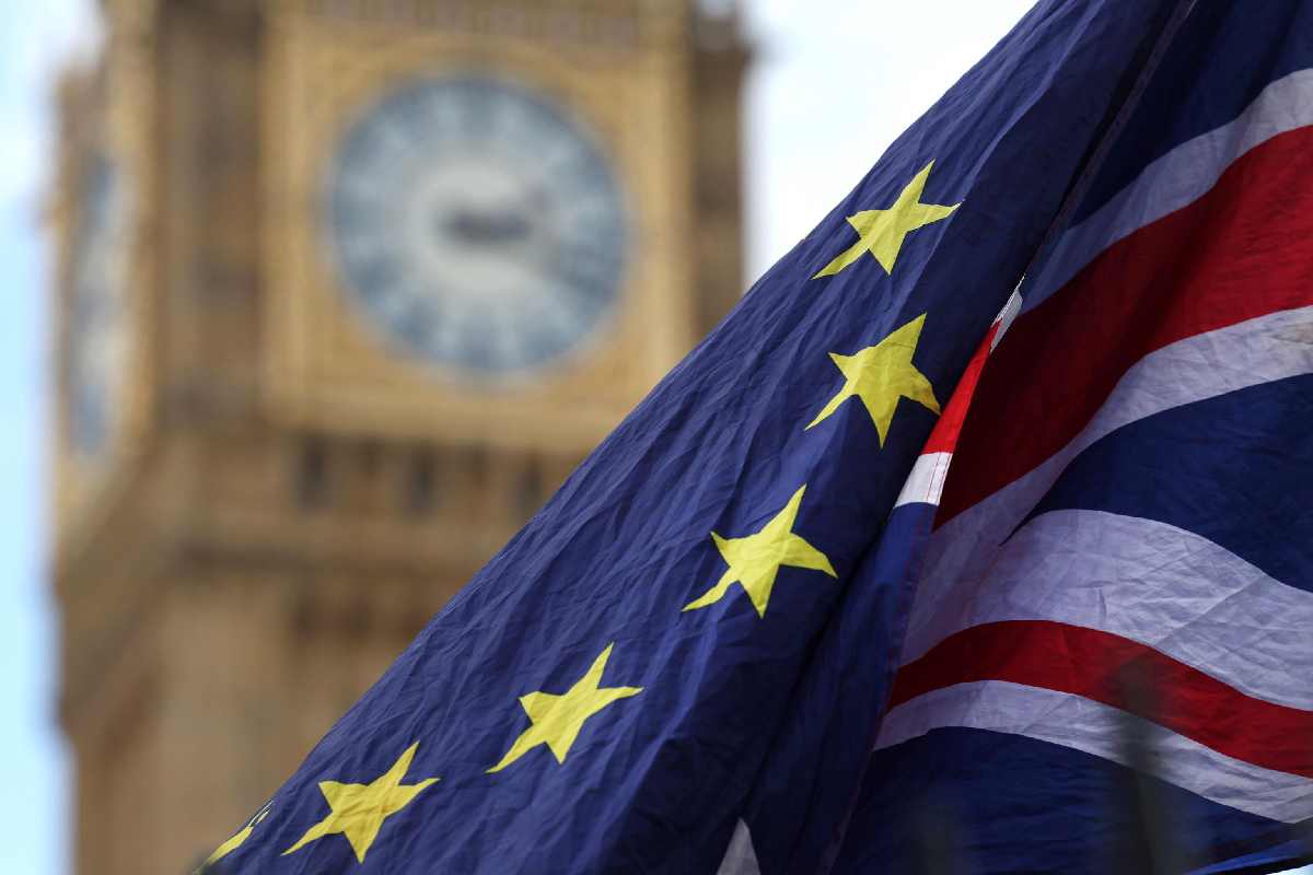 Un simbolo della Brexit: la Union Jack che sventola vicino alla bandiera europea