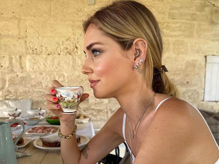 Chiara Ferragni con tazzina