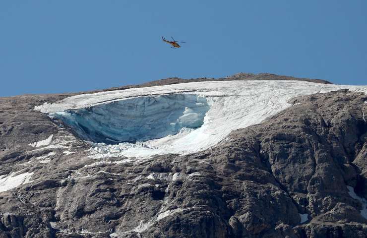 Elicottero sulla Marmolada per la ricerca dei sopravvissuti il 3 luglio 2022
