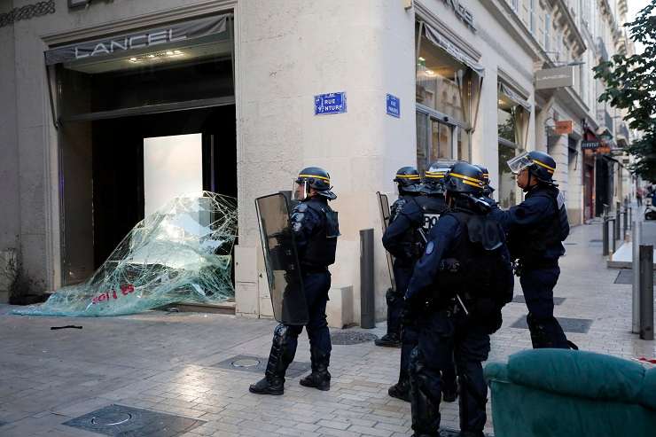 Poliziotti francesi in tenuta antisommossa