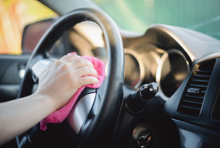 Eliminare i cattivi odori dall'auto con due ciotole di aceto bianco