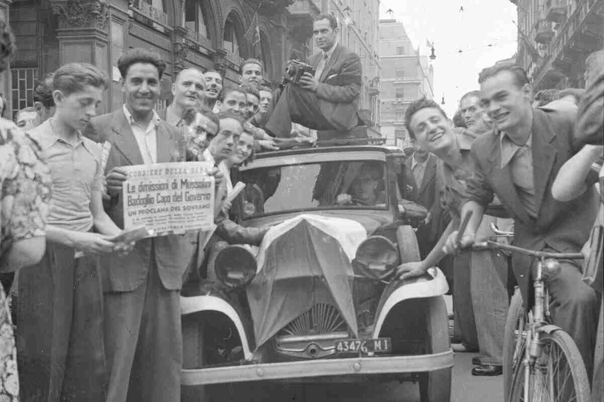 La festa in strada per la caduta del regime fascista il 24 luglio 1943