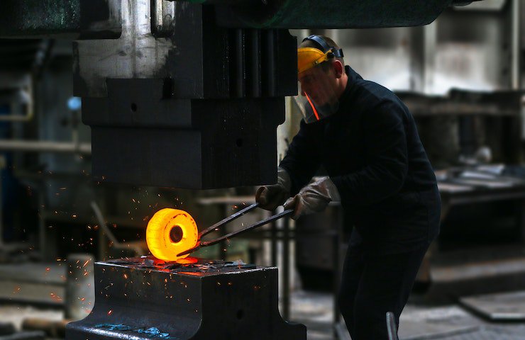 Uomo al lavoro in fabbrica