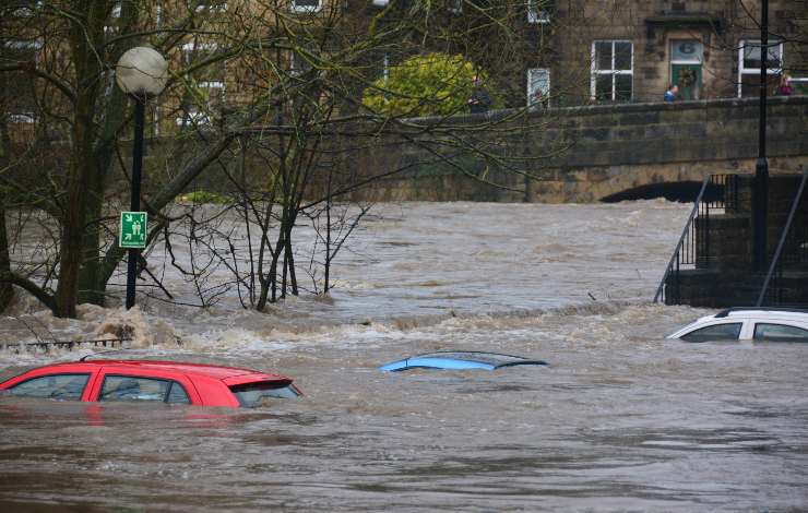 Macchine sommerse in acqua durante una alluvione in città