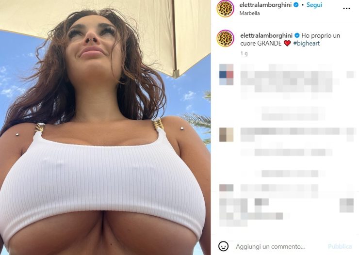Elettra Lamborghini in top bianco: followers in delirio