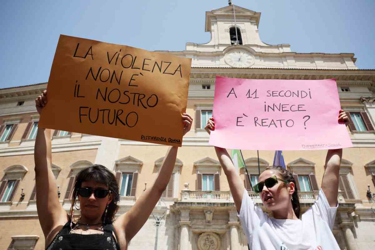 Flash mob a Roma, davanti a Montecito, contro la violenza sulle donnerio