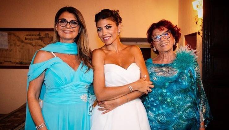 flora canto con mamma e nonna