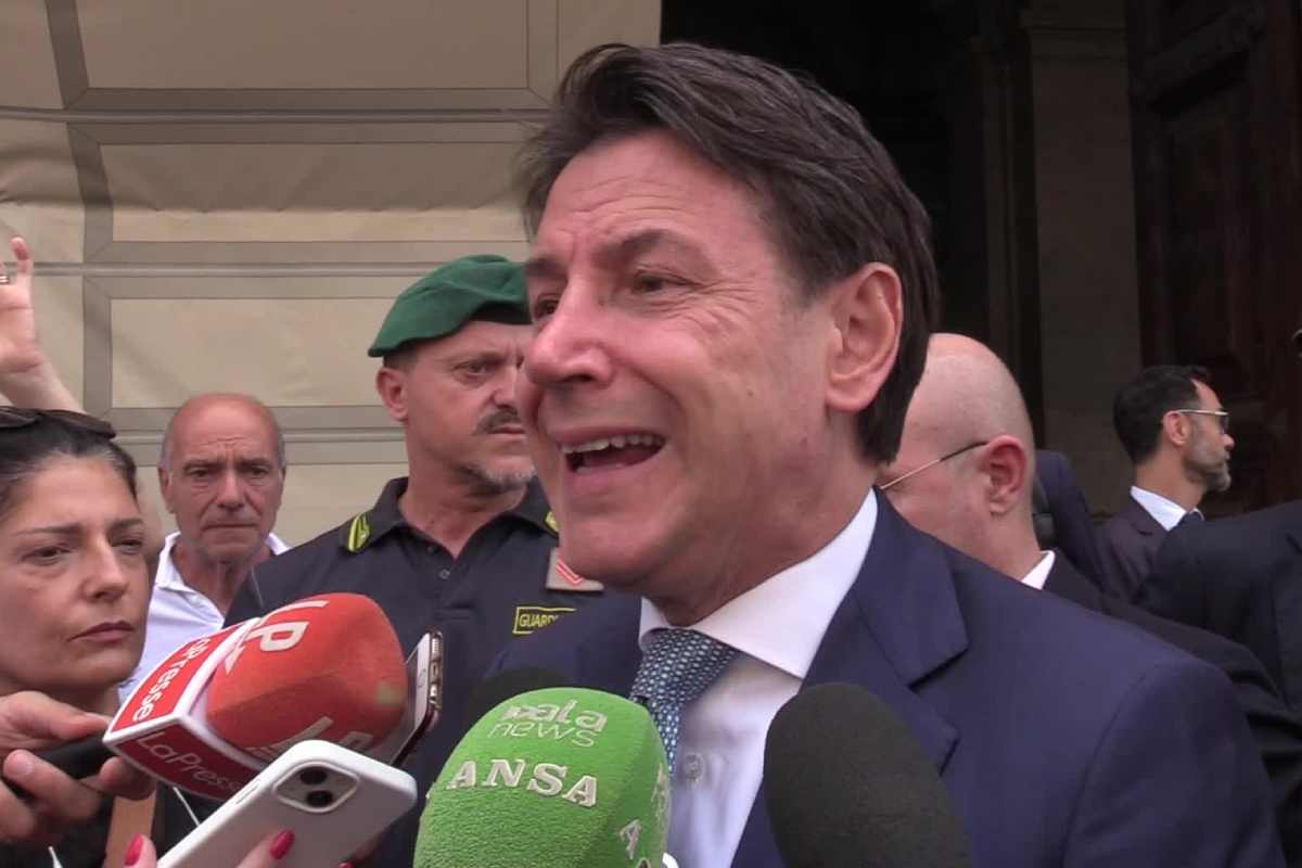 Giuseppe Conte parla del Superbonus al sit-in degli esodati sotto al palazzo del Mef