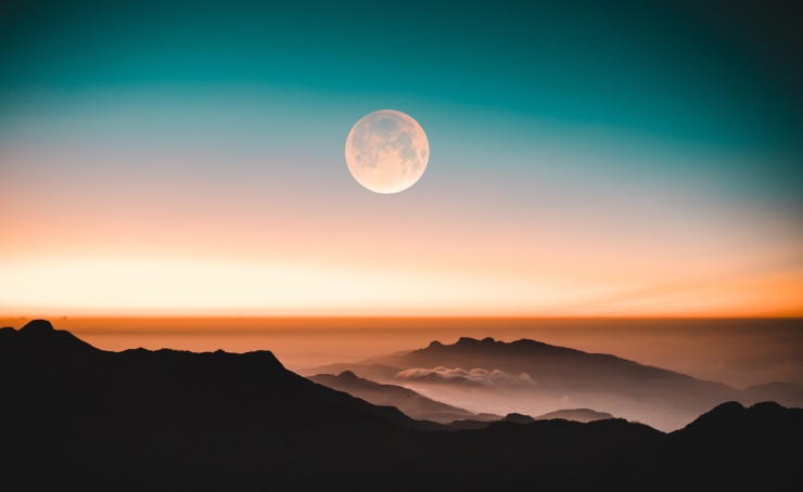 Luna vista dalle montagne