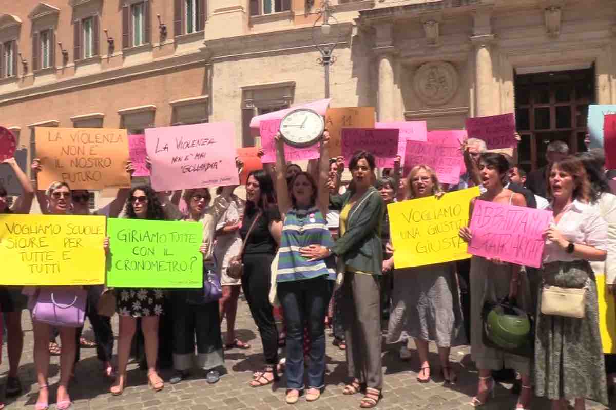 Flash mob contro la violenza sulle donne a Montecitorio