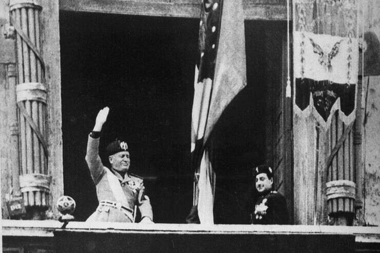 Benito Mussolini sul balcone di piazza Venezia 