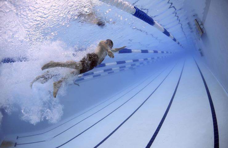 Un nuotatore in una vasca in piscina