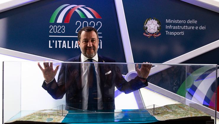 La Sicilia brucia ma c'è chi pensa al Ponte sullo Stretto