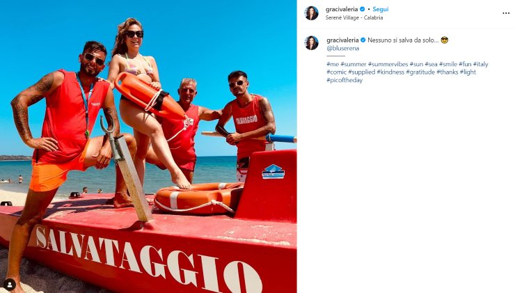 valeria graci mare bikini bagnina