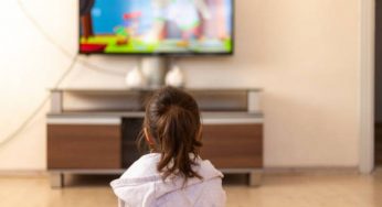 Bambini che trascorrono troppe ore davanti a uno schermo rischiano ritardi nello sviluppo