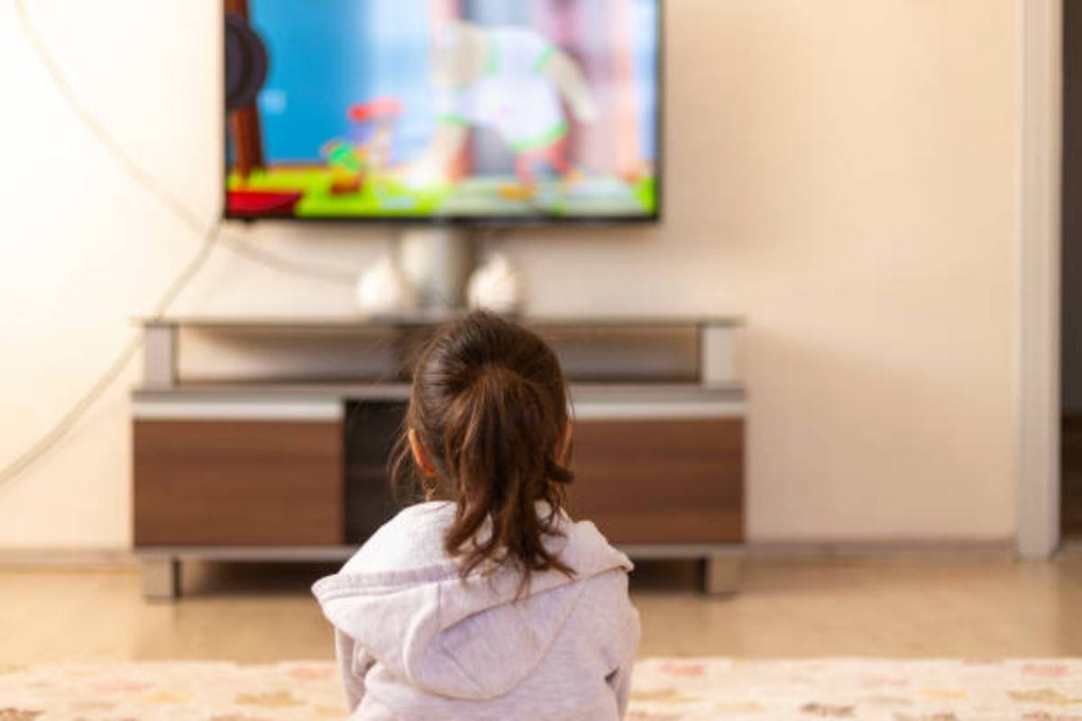 Bambina molto piccola che guarda la tv