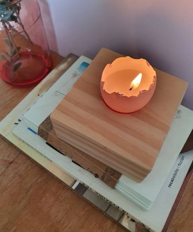 Candela realizzata con il giuscio delle uova