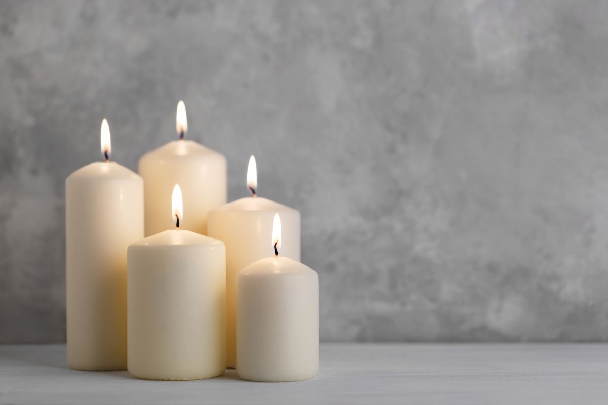 La cera delle candele può essere utilizzata per la pulizia del bagno