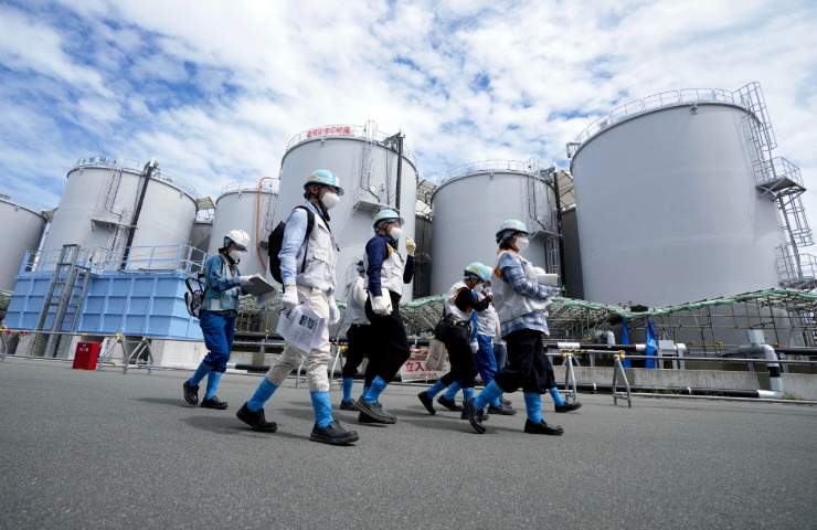 Operatori per lo scarico delle acque reflue alla centrale di Fukushima