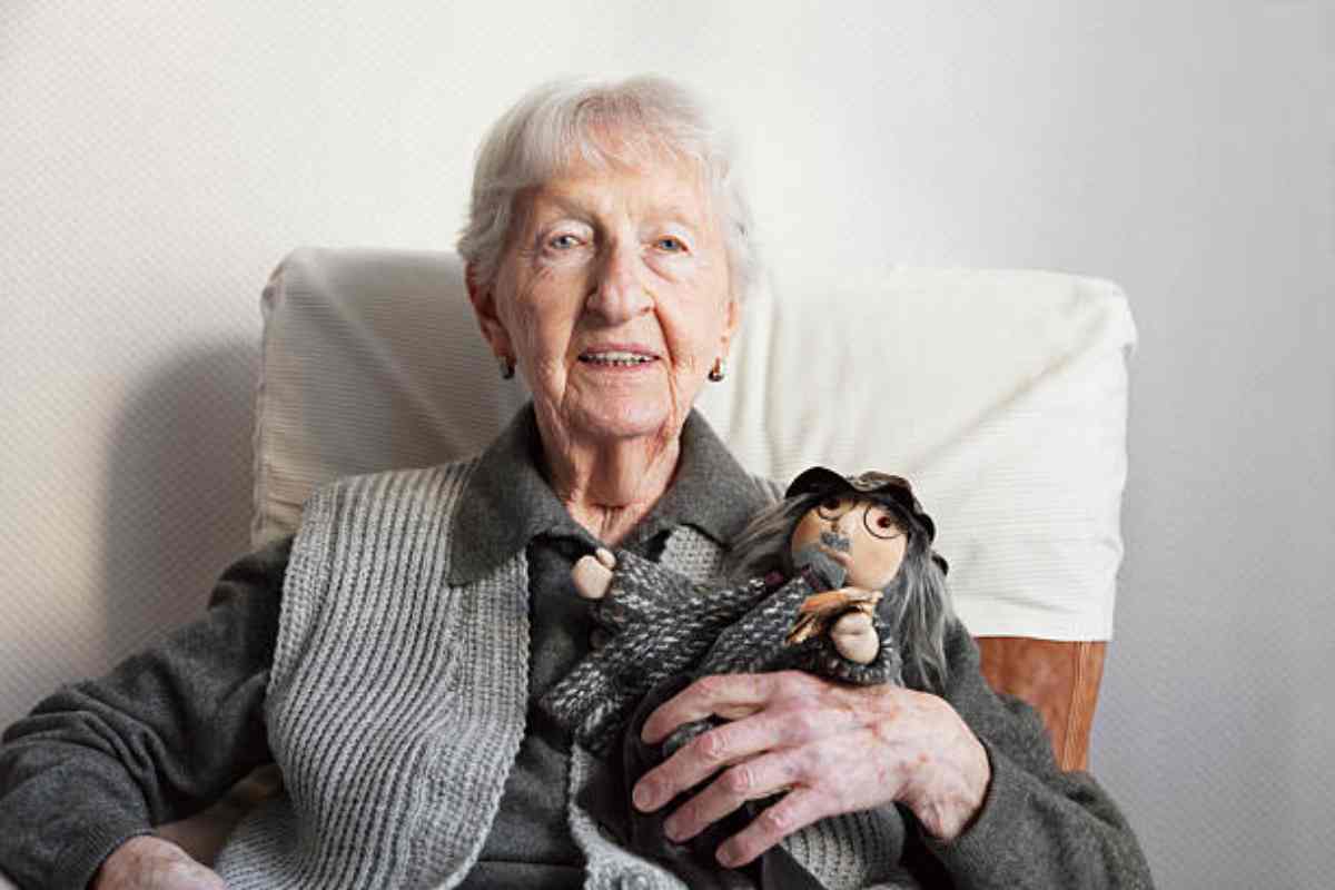 Donna anziana con un peluche per la doll therapy