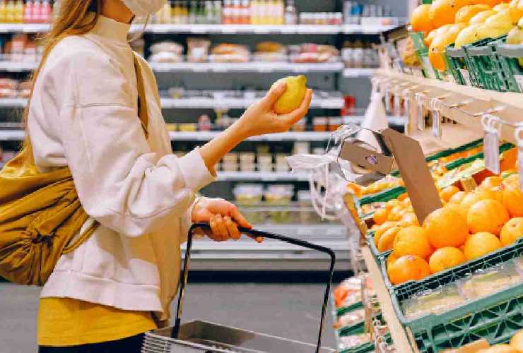 Una donna fa la spesa al supermercato