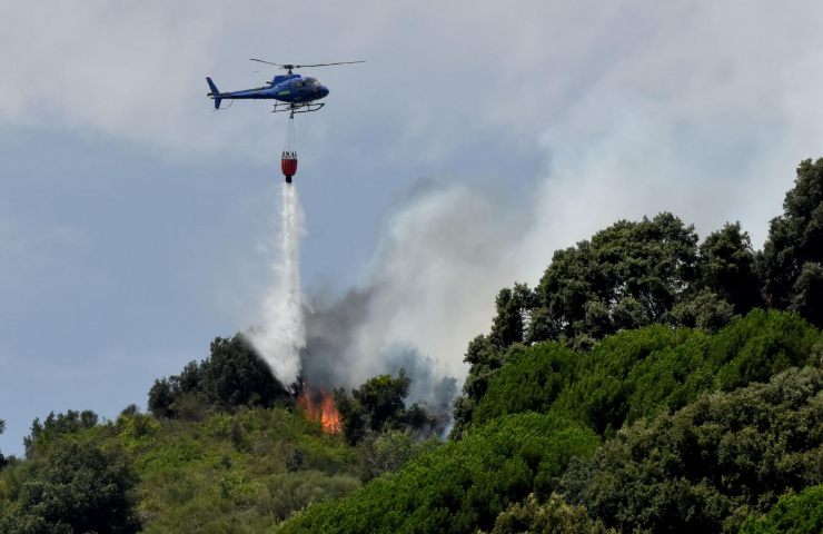 Uno degli incendi che hanno colpito la Sicilia quest'estate
