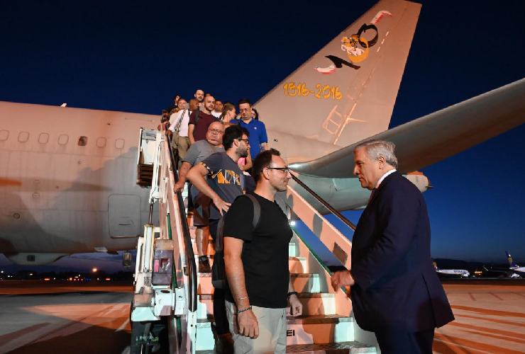 Italiani accolti dal ministro Tajani all'aeroporto di Ciampino dopo il golpe in Niger