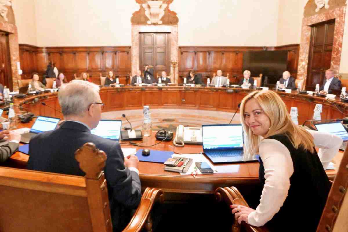 La premier Giorgia Meloni durante il Consiglio dei ministri