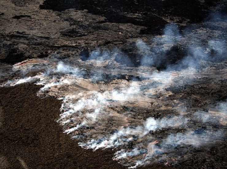 Terra devastata dagli incendi nella Hawaii