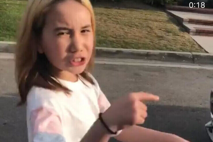 Il frame di un video di Lil Tay 