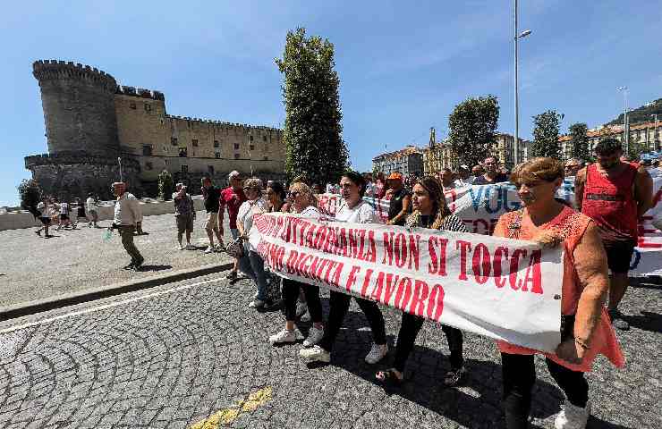 manifestazioni a Napoli contro lo stop dell'emissione del Rdc