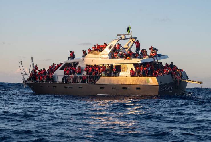 La nave di soccorso della Ong Sos Humanity nel Mediterraneo