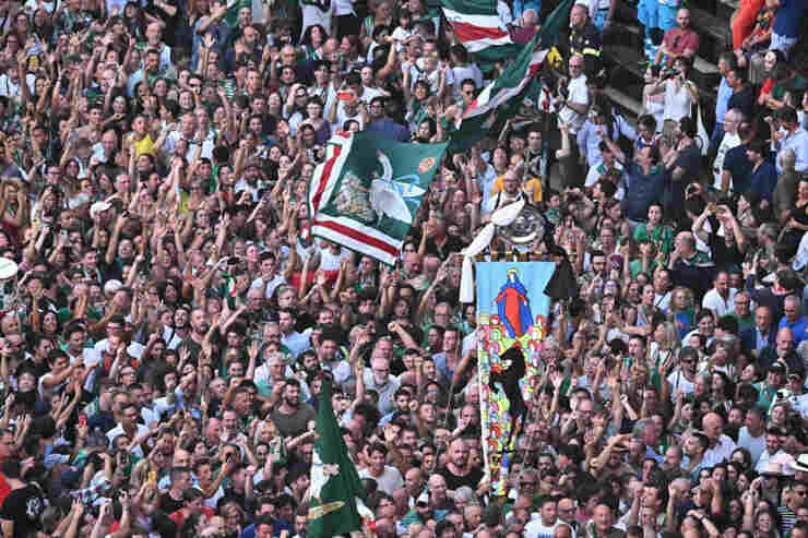 I contradaioli dell'Oca festaggiano la vittoria del Palio