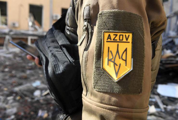 Il simbolo del battaglione Azov sul braccio di un soldato