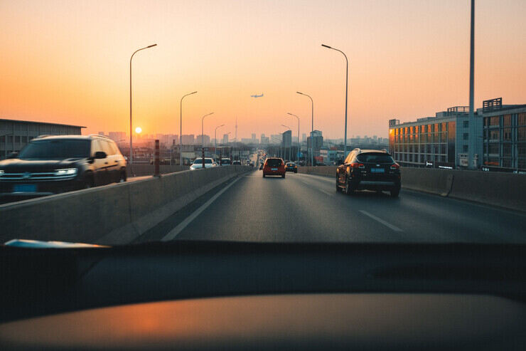 Traffico su una strada al tramonto