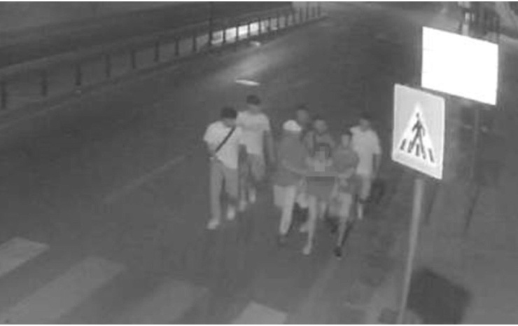 Sette ragazzi a Palermo che tengono una ragazza ubriaca nella notte in cui la stuprano