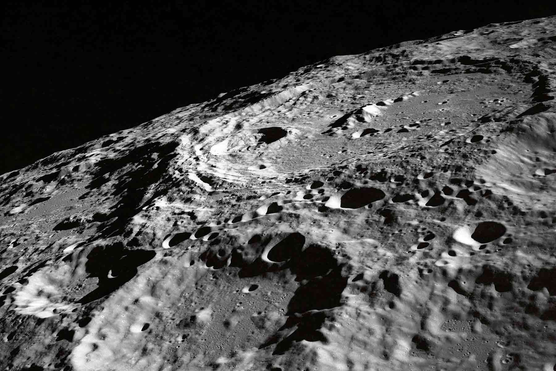 la superficie della luna con crateri