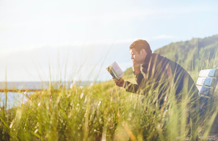 Ragazzo legge un libro in natura