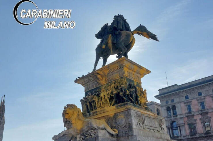 La statua equestre di piazza Duomo a Milano vandalizzata 