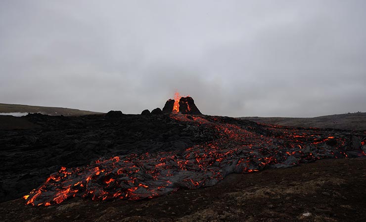 eruzione del vulcano con la lava