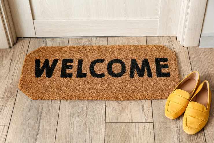 Togliersi le scarpe prima di entrare in casa: i vantaggi