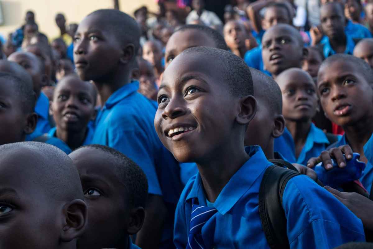 Bambini vanno a scuola in Africa