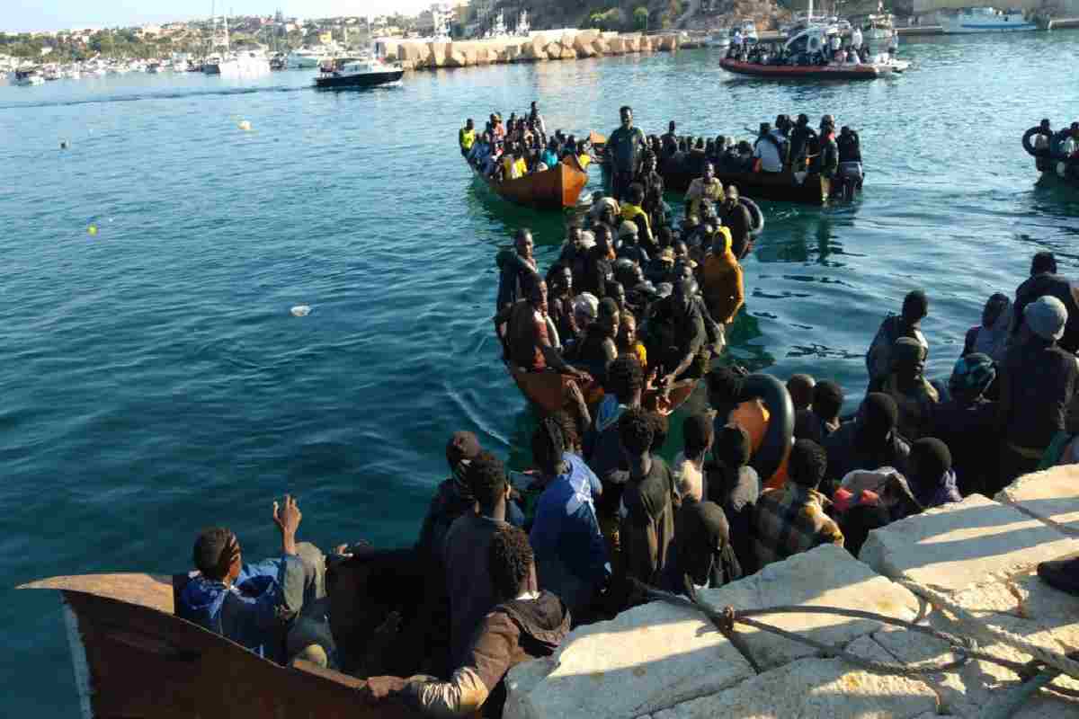Barchini di migranti nel porto di Lampedusa