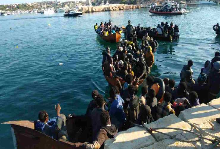 Migranti nel porto di Lampedusa