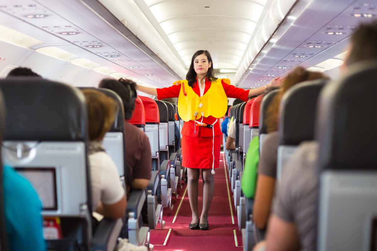Cose assurde che accadono in aereo: l’assistente di volo rivela situazioni impensabili viste a bordo 
