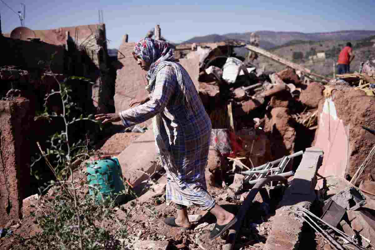 Una donna tra le macerie del terremoto che ha colpito il Marocco