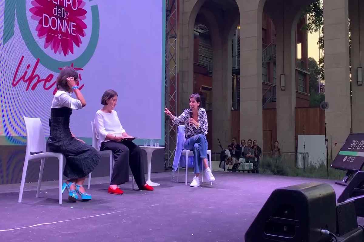 Elly Schlein sul palco dell'evento "Il Tempo delle Donne"