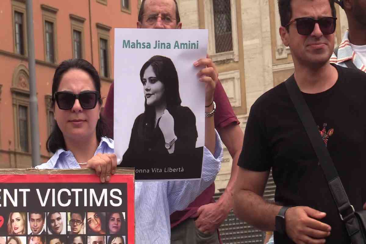 La protesta a un anno dalla morte di Masha Amini