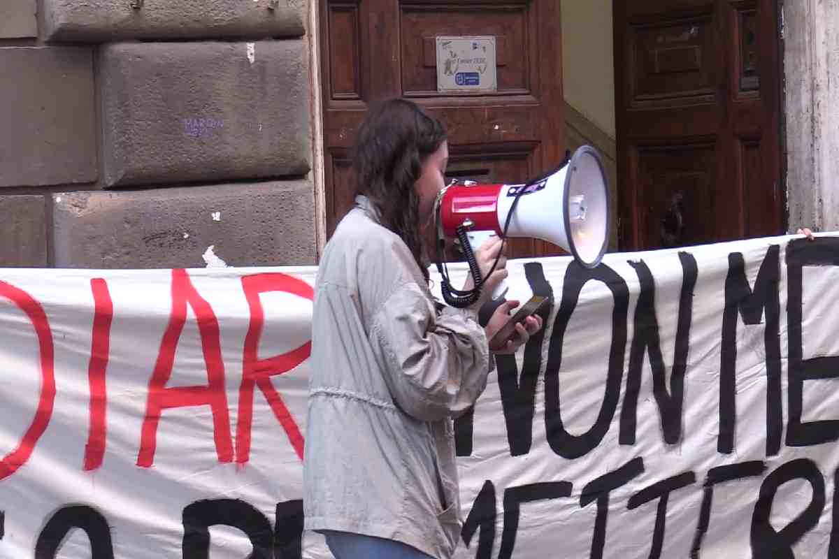 La protesta fuori dal liceo romano